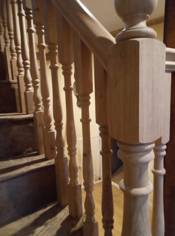 Beautiful country staircase with bespoke oak turnings from Ruscoes Turning Point